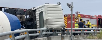 水泥預拌車翻車